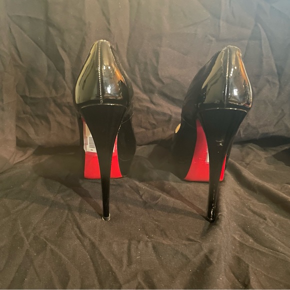 Beautiful pair of Black Louboutin, size 9. Gently worn, like new!! - Picture 6 of 6